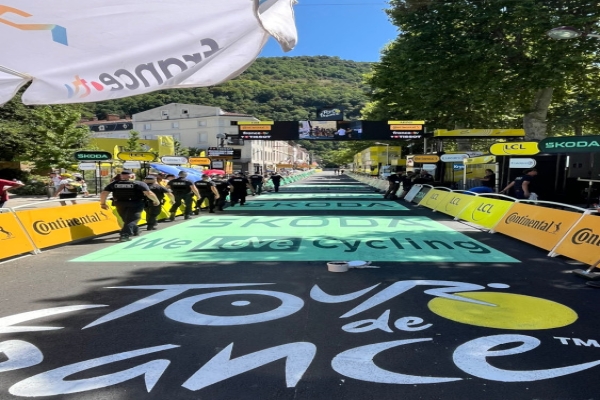 Marquage au sol événementiel : dans les coulisses du stickage de la ligne d'arrivée du Tour de France 2026