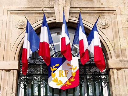 Les drapeaux et le pavoisement, indispensables à une communication visuelle forte Les drapeaux et le pavoisement, indispensables à une communication visuelle forte