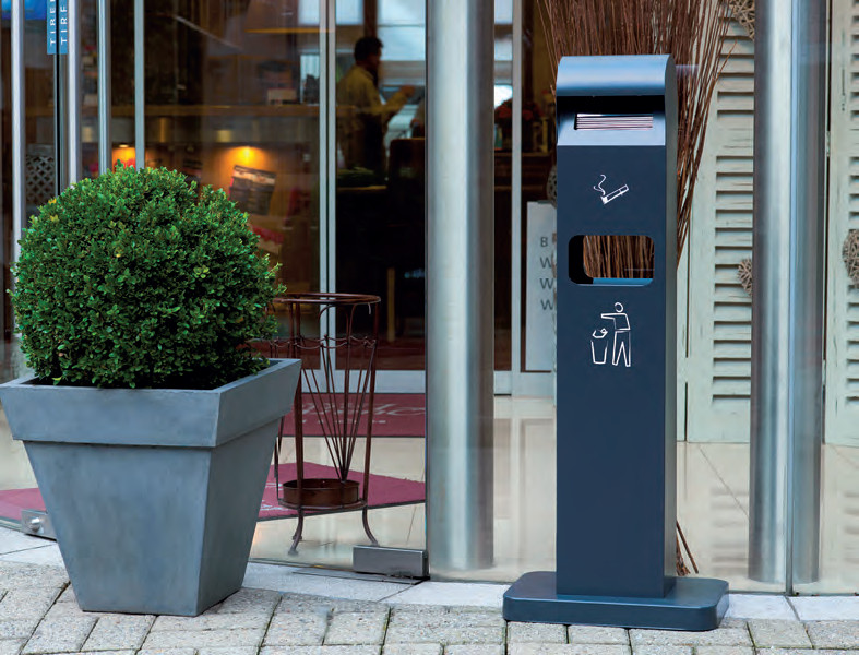 Cendrier extérieur sur pied Cendrier extérieur devant un restaurant