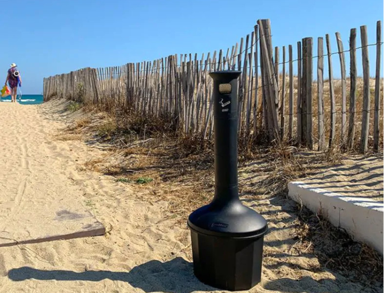 Cendrier extérieur sur pied Cendrier extérieur sur pied sur une entrée menant à la plage
