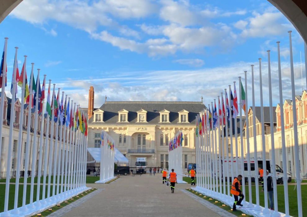 L'une de nos réalisations en communication visuelle avec ces mats et drapeaux L'une de nos réalisations en communication visuelle avec ces mats et drapeaux